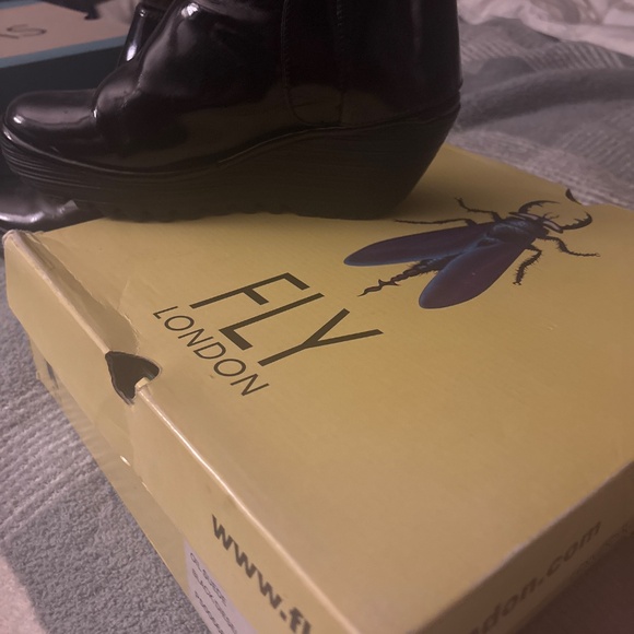 Fly London Blk patent leather booties with Velcro close, sturdy lug sole. Sz:38 - Picture 6 of 6